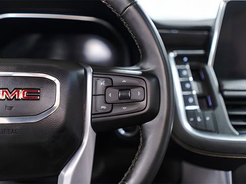 Used 2023 GMC Yukon SLT w/ SLT Luxury Package image 12