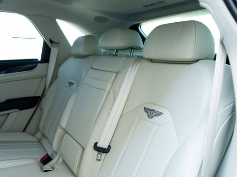Used 2024 Bentley Bentayga image 29