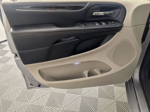 Used 2019 Dodge Grand Caravan SXT FWD image 10