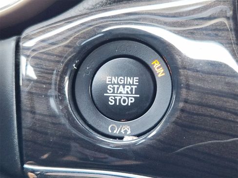 Used 2017 Jeep Grand Cherokee Overland w/ Jeep Active Safety Group image 21