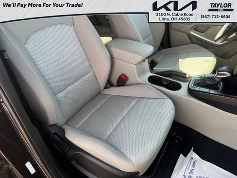 Used 2025 Kia Soul LX w/ LX Technology Package FWD image 11