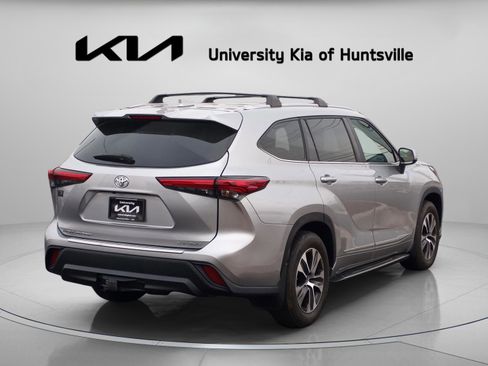 Used 2023 Toyota Highlander XLE image 7