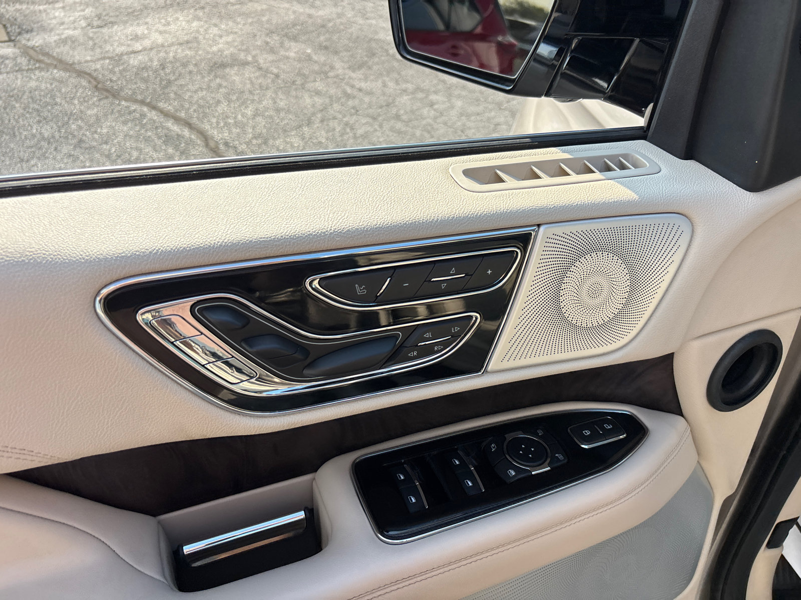 Used 2019 Lincoln Navigator Reserve AWD/4WD image 12