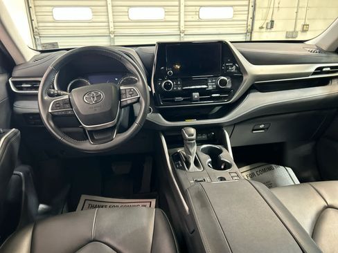 Used 2024 Toyota Highlander XLE AWD/4WD image 4