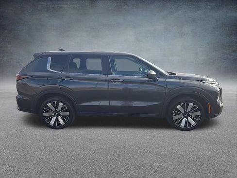 Used 2025 Mitsubishi Outlander SE FWD image 2