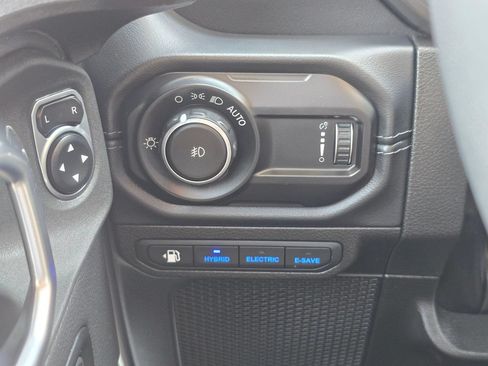 Used 2024 Jeep Wrangler Unlimited Sahara w/ Technology Group AWD/4WD image 29