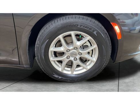 Used 2023 Chrysler Pacifica Touring-L image 19