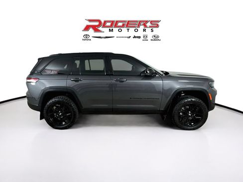 Certified 2025 Jeep Grand Cherokee Altitude AWD/4WD image 9