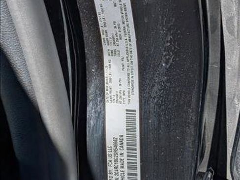 Used 2025 Chrysler Pacifica Select image 15