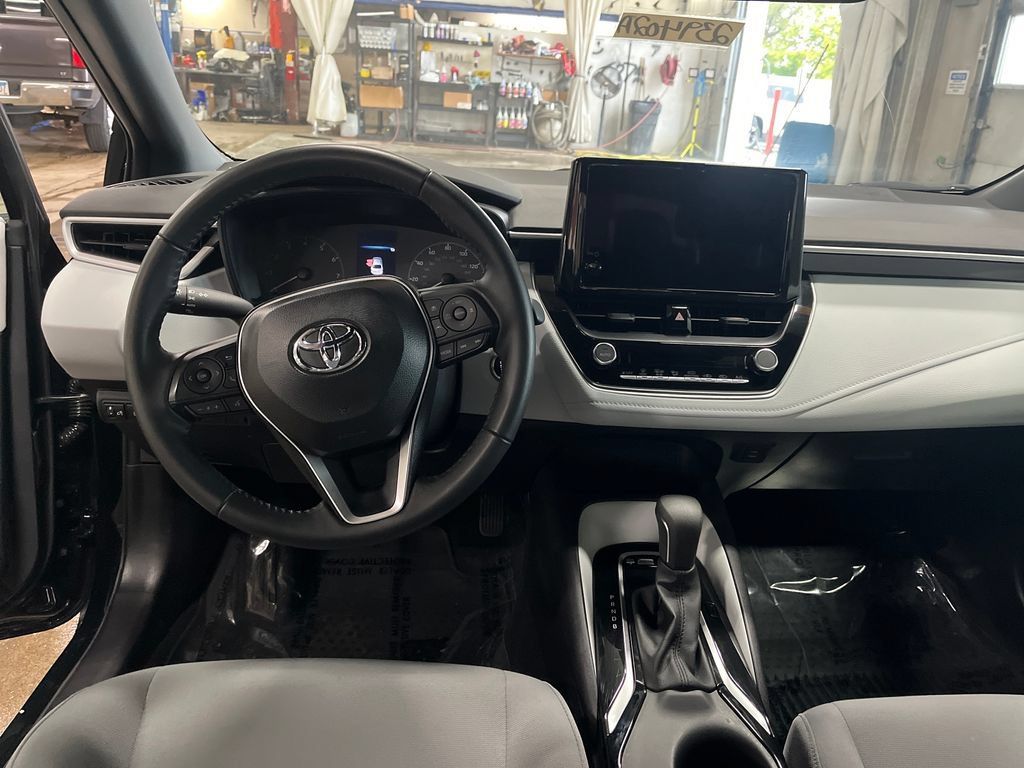 Used 2025 Toyota Corolla SE w/ Convenience Package FWD image 14