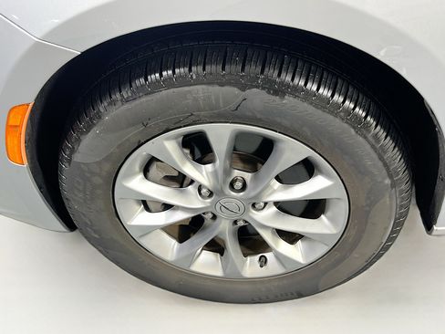 Used 2023 Chrysler Pacifica Touring-L w/ Uconnect Theater Family Group image 33