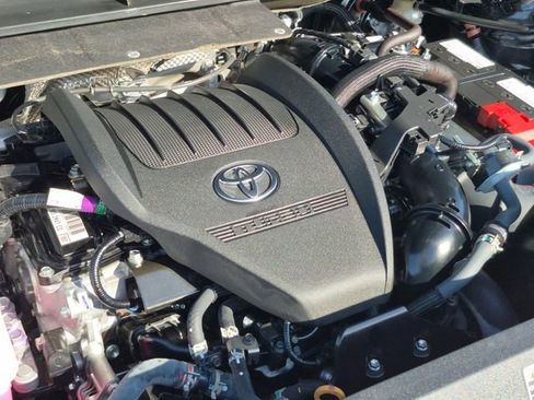 Used 2025 Toyota Highlander XLE FWD image 25