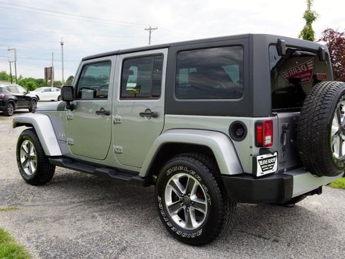 Used 2018 Jeep Wrangler Unlimited Sahara AWD/4WD image 16