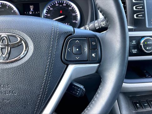 Used 2016 Toyota Highlander XLE AWD/4WD image 25