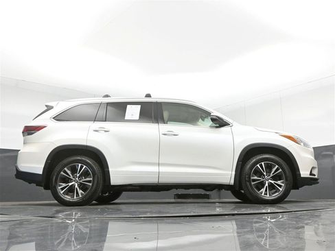 Used 2016 Toyota Highlander XLE AWD/4WD image 32