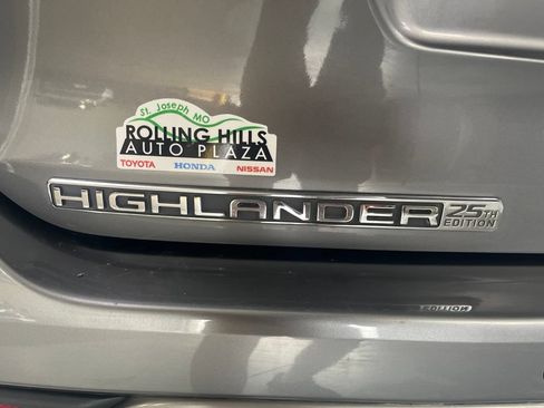 Used 2025 Toyota Highlander Limited AWD/4WD image 43