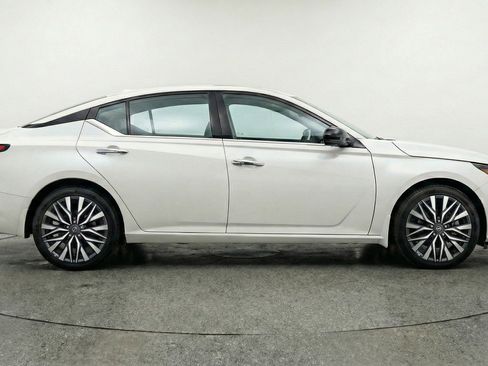 Used 2025 Nissan Altima 2.5 SV image 11