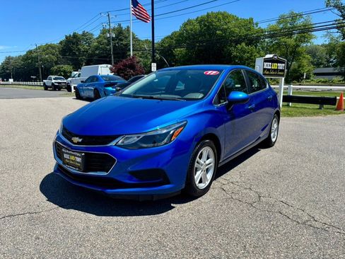 Used 2017 Chevrolet Cruze LT w/ Convenience Package FWD image 1