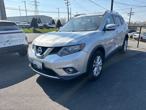 Used 2016 Nissan Rogue SV w/ SV Premium Package image 2