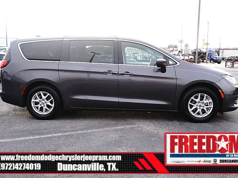 Used 2023 Chrysler Voyager LX image 6