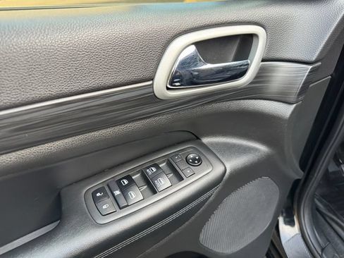 Used 2021 Jeep Grand Cherokee Altitude AWD/4WD image 11