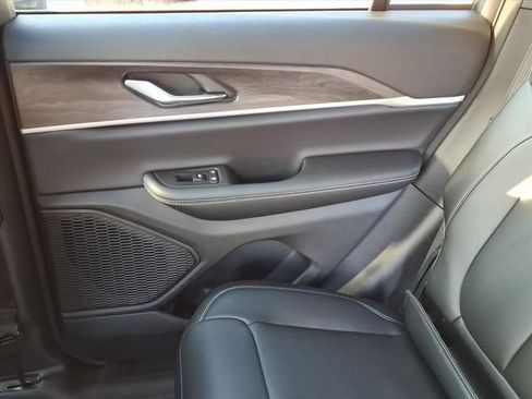 New 2025 Jeep Grand Cherokee Limited image 32