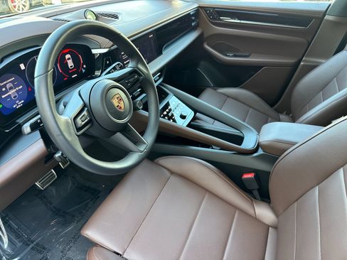 Certified 2025 Porsche Macan 4S Electric AWD/4WD image 4