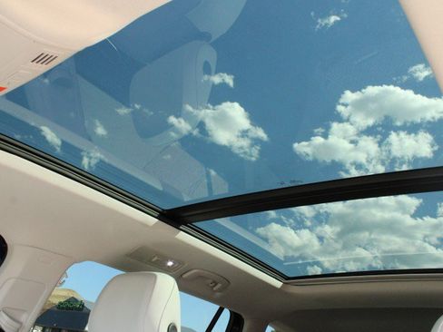 Used 2024 Volkswagen Tiguan SE w/ Panoramic Sunroof Package AWD/4WD image 17