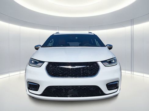 New 2026 Chrysler Pacifica Pinnacle image 9