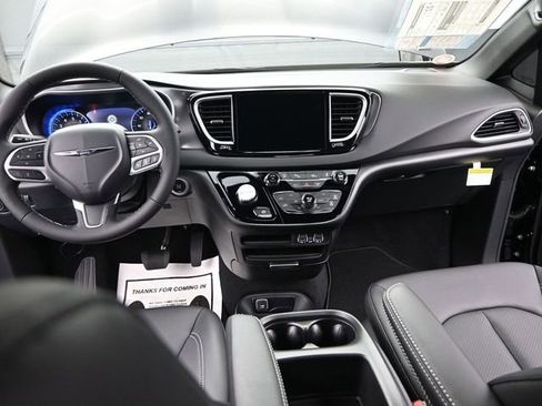 New 2025 Chrysler Voyager LX image 29