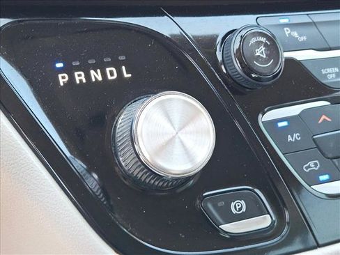 Used 2017 Chrysler Pacifica Touring-L FWD image 17