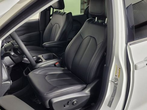 New 2026 Chrysler Pacifica Select image 15