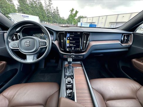 Used 2021 Volvo XC60 T5 Momentum w/ Advanced Package AWD/4WD image 18