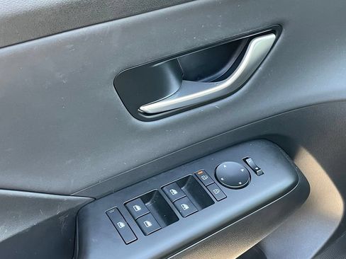 Used 2024 Hyundai Kona Limited FWD image 11