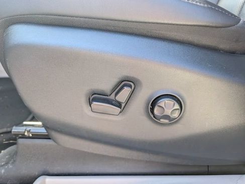 Used 2024 Chrysler Pacifica Limited FWD image 16