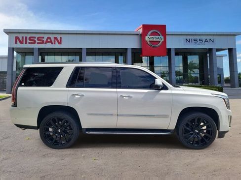 Used 2020 Cadillac Escalade Luxury RWD image 3