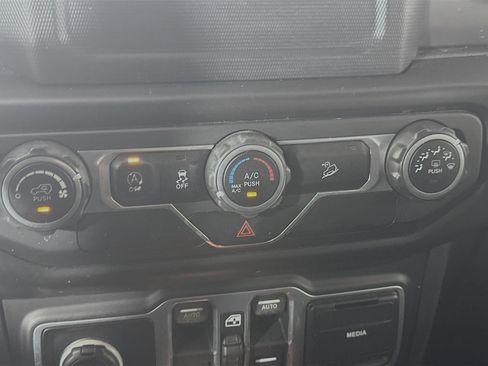 Used 2018 Jeep Wrangler Unlimited Sport S AWD/4WD image 22