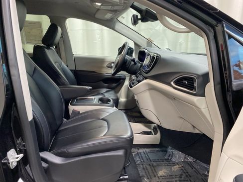 Used 2024 Chrysler Pacifica Touring-L image 12