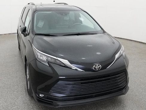 New 2026 Toyota Sienna XLE image 25