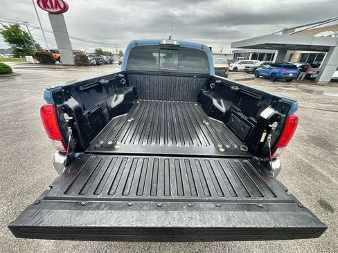 Used 2019 Toyota Tacoma SR5 AWD/4WD image 16