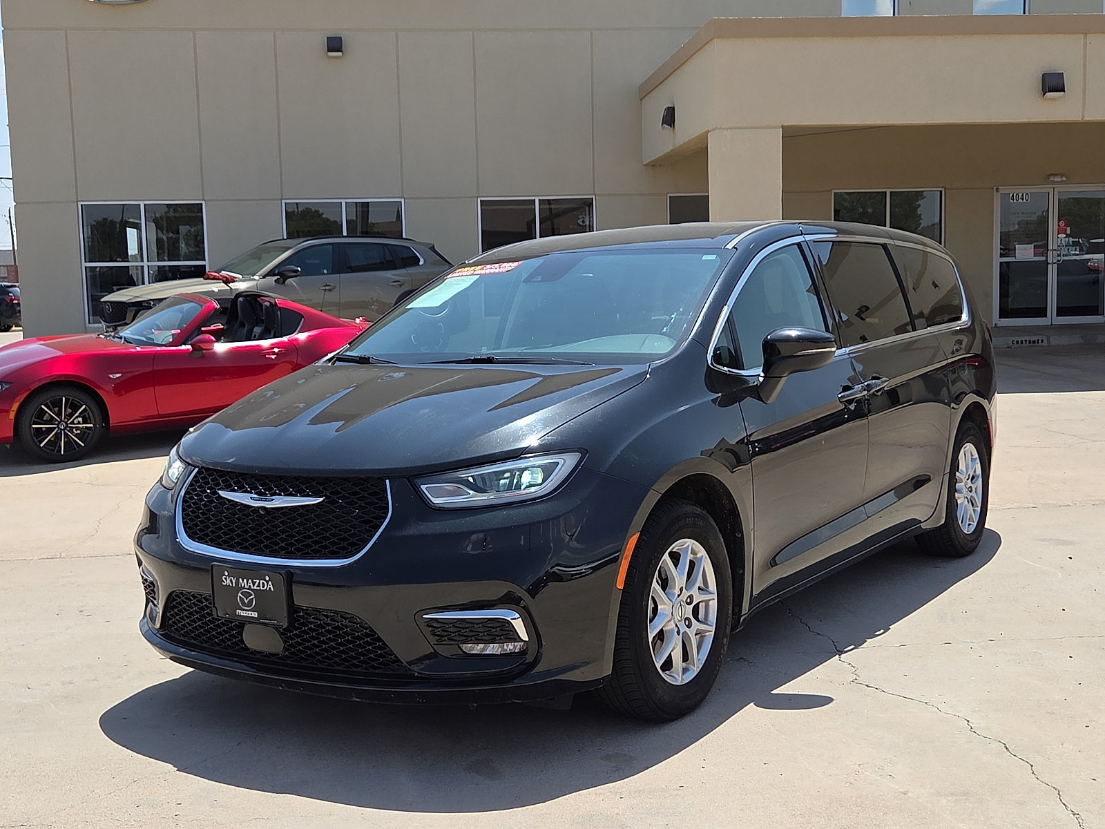 Used 2023 Chrysler Pacifica Touring-L FWD image 2