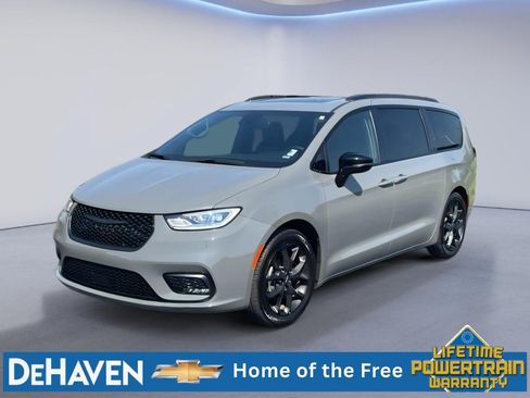 Used 2025 Chrysler Pacifica Limited FWD image 2
