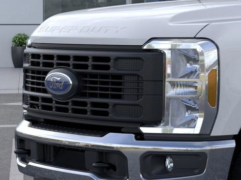 New 2026 Ford F250 XL w/ XL Chrome Package image 17