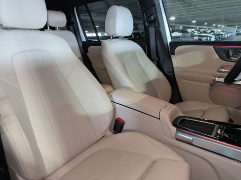Used 2025 Mercedes-Benz GLB 250 image 22