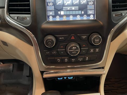 Used 2018 Jeep Grand Cherokee Laredo AWD/4WD image 24