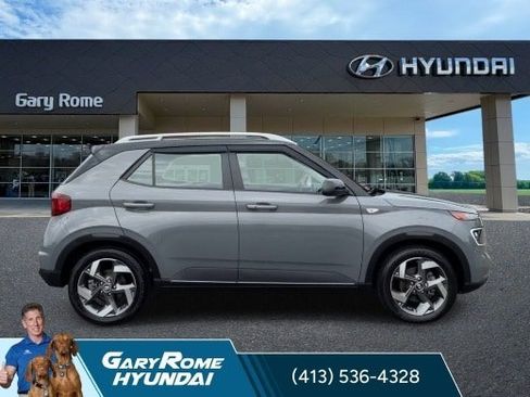 Used 2022 Hyundai Venue Limited w/ Cargo Package FWD image 9