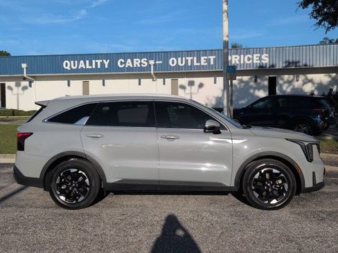 Used 2024 Kia Sorento S w/ Panoramic Sunroof Package FWD image 3