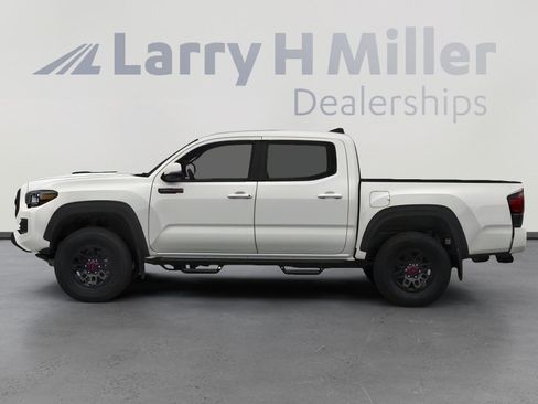 Used 2017 Toyota Tacoma TRD Off-Road image 3