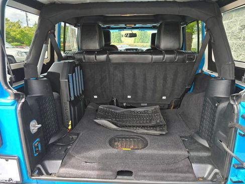 Used 2017 Jeep Wrangler Unlimited Sahara AWD/4WD image 8