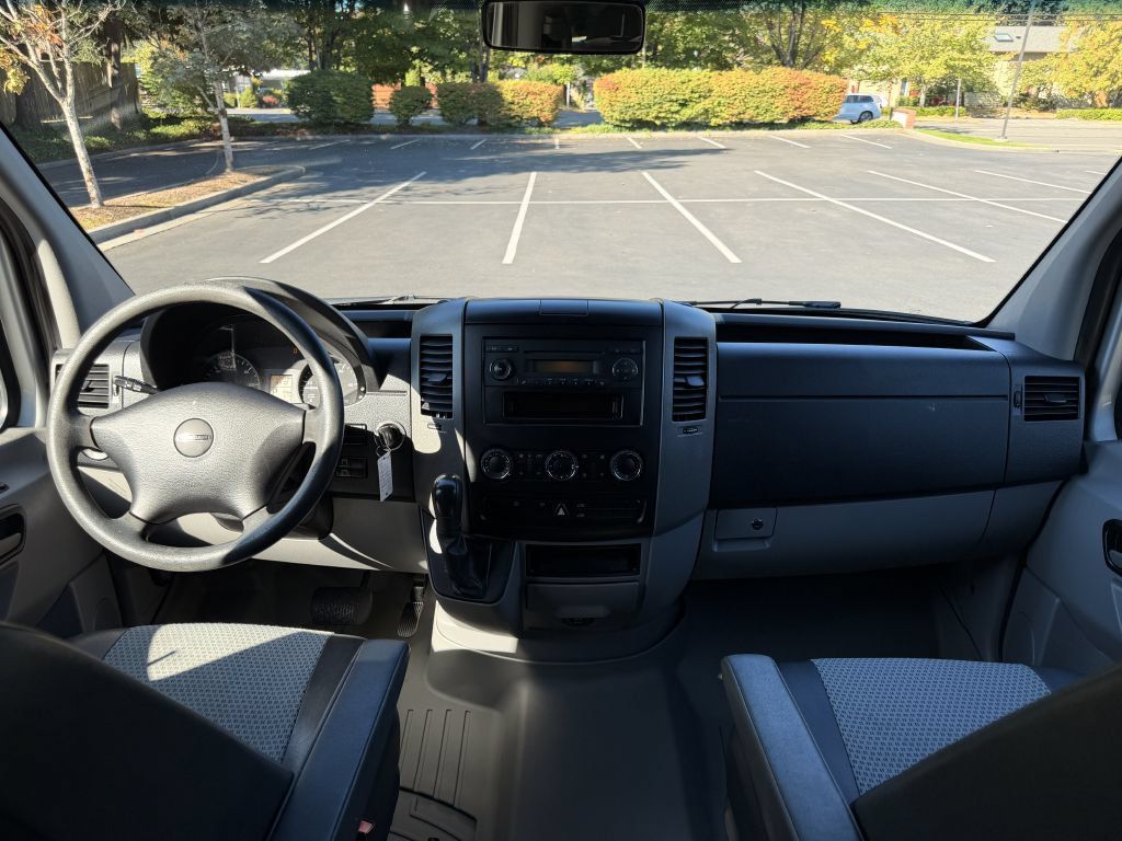 Used 2009 Freightliner Sprinter 2500 RWD image 13